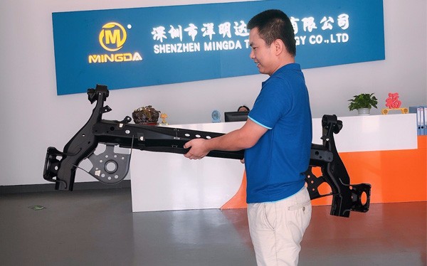 重磅新闻:华体会hth3D打印机MD-666 1:1打印汽车保险杠,无缝组装,模拟真实场景